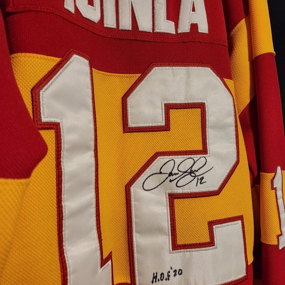 Signed and inscribed HOF NHL Heritage Classic Calgary FLAMES Jersey - Ignila. - Picture 10 of 10